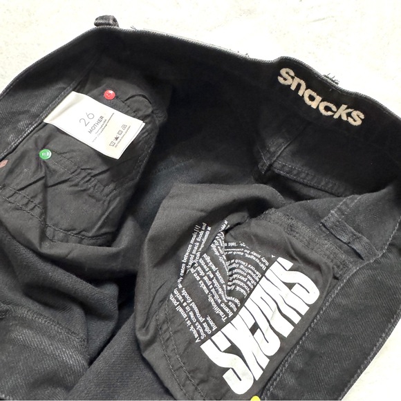 MOTHER SNACKS 26 High Rise Funnel Heel Cuff Jeans in Smacking Good washed black - Picture 7 of 13